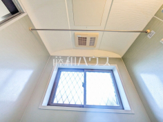 浴室乾燥機(浴室内上部)雨の日の強い味方！浴室換気乾燥機付きユニットバスで洗濯物が乾かせます