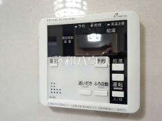 浴室給湯リモコン追焚き機能付きなので、生活時間の違う家族に便利です。 