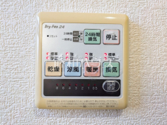 24時間換気システム 24時間換気システムにより、花粉・PM2.5などの微小粒子物質の侵入を防ぎ、快適な室内を保ちます。 
