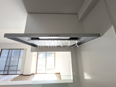 レンジフード　【プリムローズ百草園】お手入れのしやすいレンジフードは見た目もスッキリしていて、料理時の油煙やニオイを効率的に外に出せます。