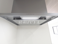 2号棟　レンジフード　【日野市多摩平７丁目】お手入れのしやすいレンジフードは見た目もスッキリしていて、料理時の油煙やニオイを効率的に外に出せます。