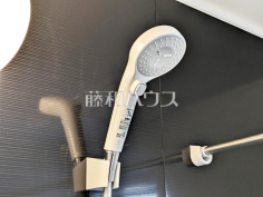 スイッチ付シャワーヘッド　【小平市学園西町３丁目】浴室のシャワーは手元で止水ができるスイッチ付シャワーヘッドにより、さらに節水効果がアップします。
