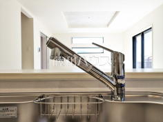 浄水器一体型水栓　【小平市学園西町３丁目】 いつでもおいしいお水が飲める浄水器一体型水栓も完備 