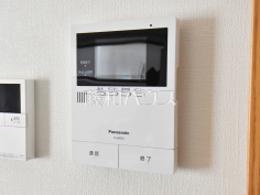 防犯に役立つTVモニター付インターフォン訪問者がわかるTVモニター付インターホンは、お子様のお留守番にも活躍するかも？！