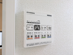 浴室換気乾燥機　【小金井市貫井南町5丁目】換気機能によってバスルーム内のカビの発生を抑制できます。夜間や雨天時の洗濯物の乾燥に便利な乾燥機能も装備。