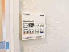 24時間換気システム 24時間換気システムにより、花粉・PM2.5などの微小粒子物質の侵入を防ぎ、快適な室内を保ちます。 
