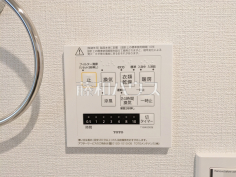 浴室換気乾燥機リモコン　【メロディーハイム聖蹟桜ヶ丘】雨の日の強い味方！浴室換気乾燥機付きユニットバスで洗濯物が乾かせます。
