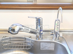 浄水器一体型水栓　【富士見市水谷東３丁目】 いつでもおいしいお水が飲める浄水器一体型水栓も完備 