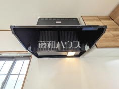 レンジフード　【八王子市散田町３丁目】お手入れのしやすいレンジフードは見た目もスッキリしていて、料理時の油煙やニオイを効率的に外に出せます。