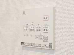 4号棟　浴室乾燥機リモコン　【朝霞市膝折町３丁目】浴室には暖房機能を備えているので、冬の寒い時期には入浴前に予備暖房をすることで急激な温度変化によるヒートショックの防止にも役立ちます。
