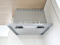 4号棟　レンジフード　【朝霞市膝折町３丁目】お手入れのしやすいレンジフードは見た目もスッキリしていて、料理時の油煙やニオイを効率的に外に出せます。