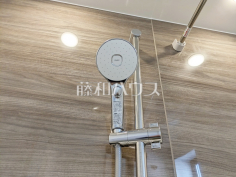 スイッチ付シャワーヘッド　【西東京市南町４丁目】浴室のシャワーは手元で止水ができるスイッチ付シャワーヘッドにより、さらに節水効果がアップします。