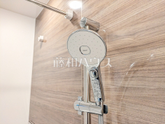 4号棟　スイッチ付シャワーヘッド　【国分寺市戸倉２丁目】浴室のシャワーは手元で止水ができるスイッチ付シャワーヘッドにより、さらに節水効果がアップします。