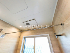 浴室乾燥機(浴室内上部)
雨の日の強い味方！浴室換気乾燥機付きユニットバスで洗濯物が乾かせます。