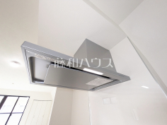 2号棟　レンジフード　【立川市錦町４丁目】お手入れのしやすいレンジフードは見た目もスッキリしていて、料理時の油煙やニオイを効率的に外に出せます。