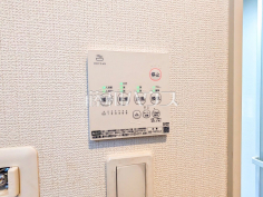 24時間換気システム 24時間換気システムにより、花粉・PM2.5などの微小粒子物質の侵入を防ぎ、快適な室内を保ちます。 
