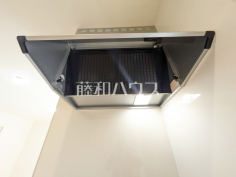 1号棟　レンジフード　【八王子市寺田町】お手入れのしやすいレンジフードは見た目もスッキリしていて、料理時の油煙やニオイを効率的に外に出せます。