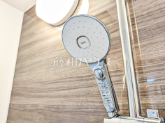 スイッチ付シャワーヘッド　【西東京市田無町１丁目】浴室のシャワーは手元で止水ができるスイッチ付シャワーヘッドにより、さらに節水効果がアップします。