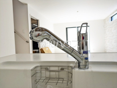 １号棟　浄水器一体型水栓　【国分寺市東戸倉１丁目】 いつでもおいしいお水が飲める浄水器一体型水栓も完備 