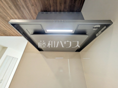 14号棟　レンジフード　【八王子市石川町】お手入れのしやすいレンジフードは見た目もスッキリしていて、料理時の油煙やニオイを効率的に外に出せます。