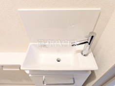 手洗キャビネット　【東村山市萩山町２丁目】スタイリッシュなタンクレストイレ。手洗い場もついているので洗面室まで行かなくて済みますね。