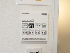 冷暖房・空調設備　【世田谷区上祖師谷２丁目】換気機能によってバスルーム内のカビの発生を抑制できます。夜間や雨天時の洗濯物の乾燥に便利な乾燥機能も装備。