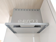 3号棟　レンジフード　【富士見市上沢２丁目】お手入れのしやすいレンジフードは見た目もスッキリしていて、料理時の油煙やニオイを効率的に外に出せます。