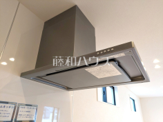 レンジフード　【板橋区小茂根２丁目】お手入れのしやすいレンジフードは見た目もスッキリしていて、料理時の油煙やニオイを効率的に外に出せます。