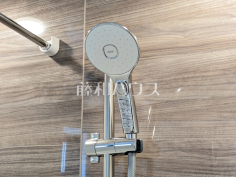 スイッチ付シャワーヘッド　【板橋区小茂根２丁目】浴室のシャワーは手元で止水ができるスイッチ付シャワーヘッドにより、さらに節水効果がアップします。