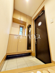 玄関姿見【調布市調布ケ丘４丁目】 玄関には姿見がございます。身だしなみを最終チェックをして出掛けましょう！ 