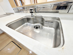 シンク【調布市調布ケ丘４丁目】
シンクスペースが広く家事効率を上げる対面キッチンは、家族の会話が生まれる場所となります。何気ないひと時に笑顔と笑い声が重なり、幸せの空間となります。　