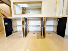  収納庫付のカウンターキッチン。買い置きの食料品や日用品もしまえて便利です。【調布市調布ケ丘４丁目】