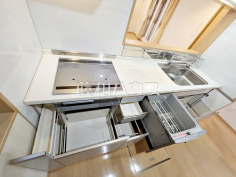 キッチンスライド収納　【調布市調布ケ丘４丁目】 収納力豊富なスライド収納付きシステムキッチン。大きな鍋やフライパンの出し入れもスムーズです。 