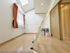 天窓付きの居室【調布市調布ケ丘４丁目】天窓付きの居室は採光性に優れ、暖かな自然の光を多くお部屋に取り込めます。 　