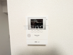 防犯設備　【スターハイツ上祖師谷】訪問者がわかるTVモニター付インターホンは、お子様のお留守番にも活躍するかも？！