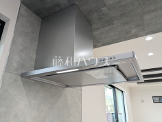 レンジフード　【新座市新座２丁目】お手入れのしやすいレンジフードは見た目もスッキリしていて、料理時の油煙やニオイを効率的に外に出せます。