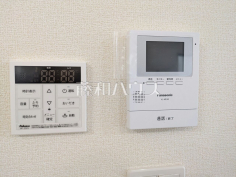 4号棟 浴室給湯リモコン TVモニター付きインターホン追焚機能付で時間差入浴もOK/イ訪問者がわかるTVモニター付インターホンは、お子様のお留守番にも活躍するかも?! 4号棟 浴室給湯リモコン TVモニター付きインターホン追焚機能付で時間差入浴もOK/イ訪問者がわかるTVモニター付インターホンは、お子様のお留守番にも活躍するかも?!
