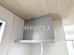 2号棟　レンジフード　【練馬区石神井台３丁目】お手入れのしやすいレンジフードは見た目もスッキリしていて、料理時の油煙やニオイを効率的に外に出せます。
