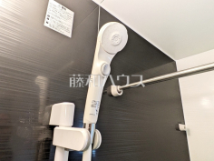 ２号棟　スイッチ付シャワーヘッド　【武蔵村山市伊奈平６丁目】浴室のシャワーは手元で止水ができるスイッチ付シャワーヘッドにより、さらに節水効果がアップします。