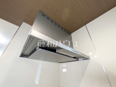 ２号棟　レンジフード　【武蔵村山市伊奈平６丁目】お手入れのしやすいレンジフードは見た目もスッキリしていて、料理時の油煙やニオイを効率的に外に出せます。