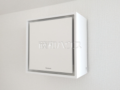 パナソニックの壁掛け熱交換気扇「エアテクト」　【新座市片山３丁目】汚れた空気を排出しながら新鮮な空気を吸い込む際に熱を交換し、室内の温度を保ちながらの省エネ換気が可能です。