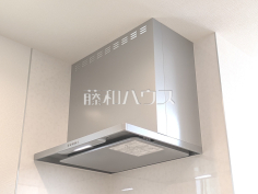 レンジフード　【新座市片山３丁目】お手入れのしやすいレンジフードは見た目もスッキリしていて、料理時の油煙やニオイを効率的に外に出せます。