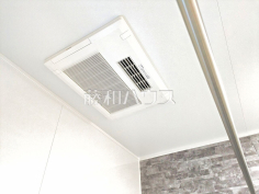 浴室乾燥機(浴室内上部)雨の日の強い味方！浴室換気乾燥機付きユニットバスで洗濯物が乾かせます。