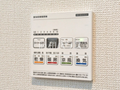 24時間換気システム 24時間換気システムにより、花粉・PM2.5などの微小粒子物質の侵入を防ぎ、快適な室内を保ちます。 


