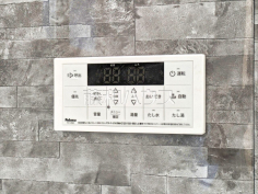 浴室給湯リモコン追焚き機能付きなので、生活時間の違う家族に便利です。 