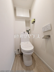温水洗浄機能付きトイレ　【クリオ三鷹伍番館】温水洗浄機能付きトイレで清潔にご使用いただけます。　