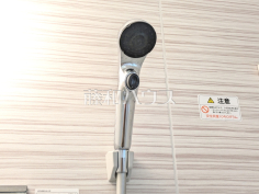 スイッチ付シャワーヘッド　【志木市柏町２丁目】浴室のシャワーは手元で止水ができるスイッチ付シャワーヘッドにより、さらに節水効果がアップします。