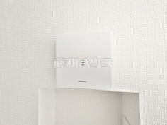 1号棟　NASTAインターフォン・スマートフォン連携　【西東京市新町５丁目】外出先でもスマホで映像確認＆通話が可能。不在時の宅配対応や防犯対策もスマホ1つで完結する、利便性の高い最新設備です。