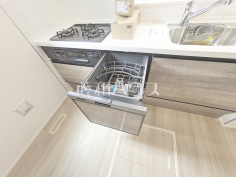 1号棟　食器洗浄乾燥機　【西東京市新町５丁目】食後の片付けもラクに、毎日の家事を時短できるようキッチンに食洗機を内蔵しました。