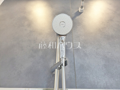 1号棟　スイッチ付シャワーヘッド　【西東京市新町５丁目】浴室のシャワーは手元で止水ができるスイッチ付シャワーヘッドにより、さらに節水効果がアップします。